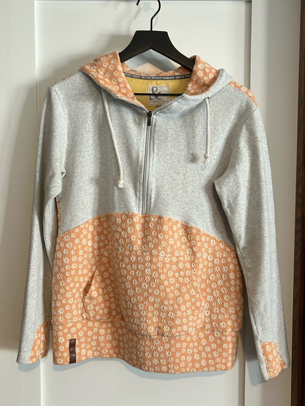 Ampersand Ave & Floral Daisy Half Zip Hoodie  Size Medium